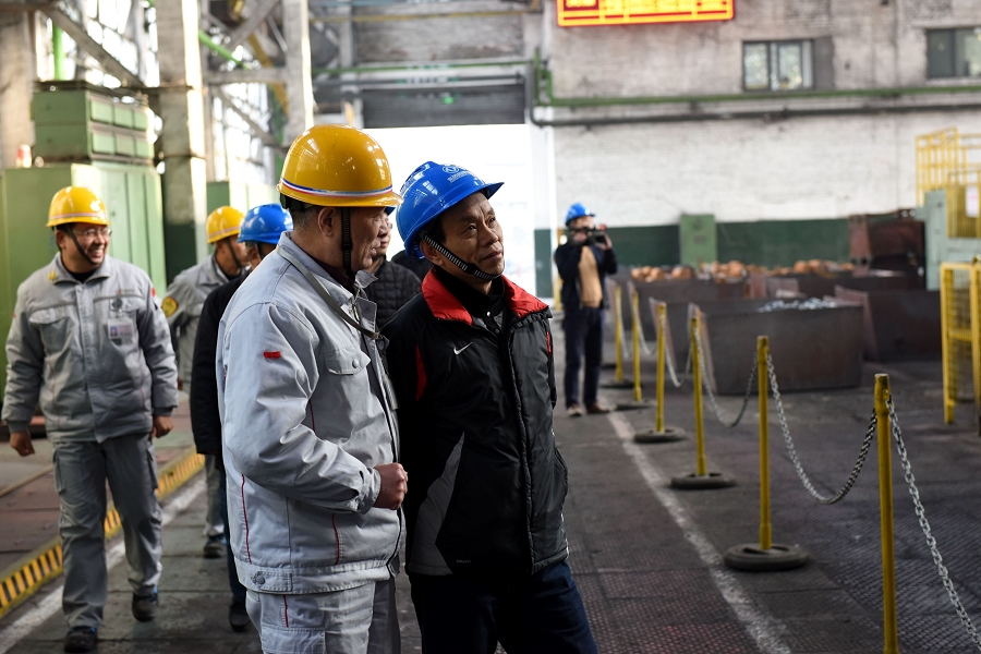 毛長(zhǎng)林專注現(xiàn)場(chǎng)生產(chǎn)情況 壓縮.jpg 毛長(zhǎng)林專注現(xiàn)場(chǎng)生產(chǎn)情況 壓縮.jpg