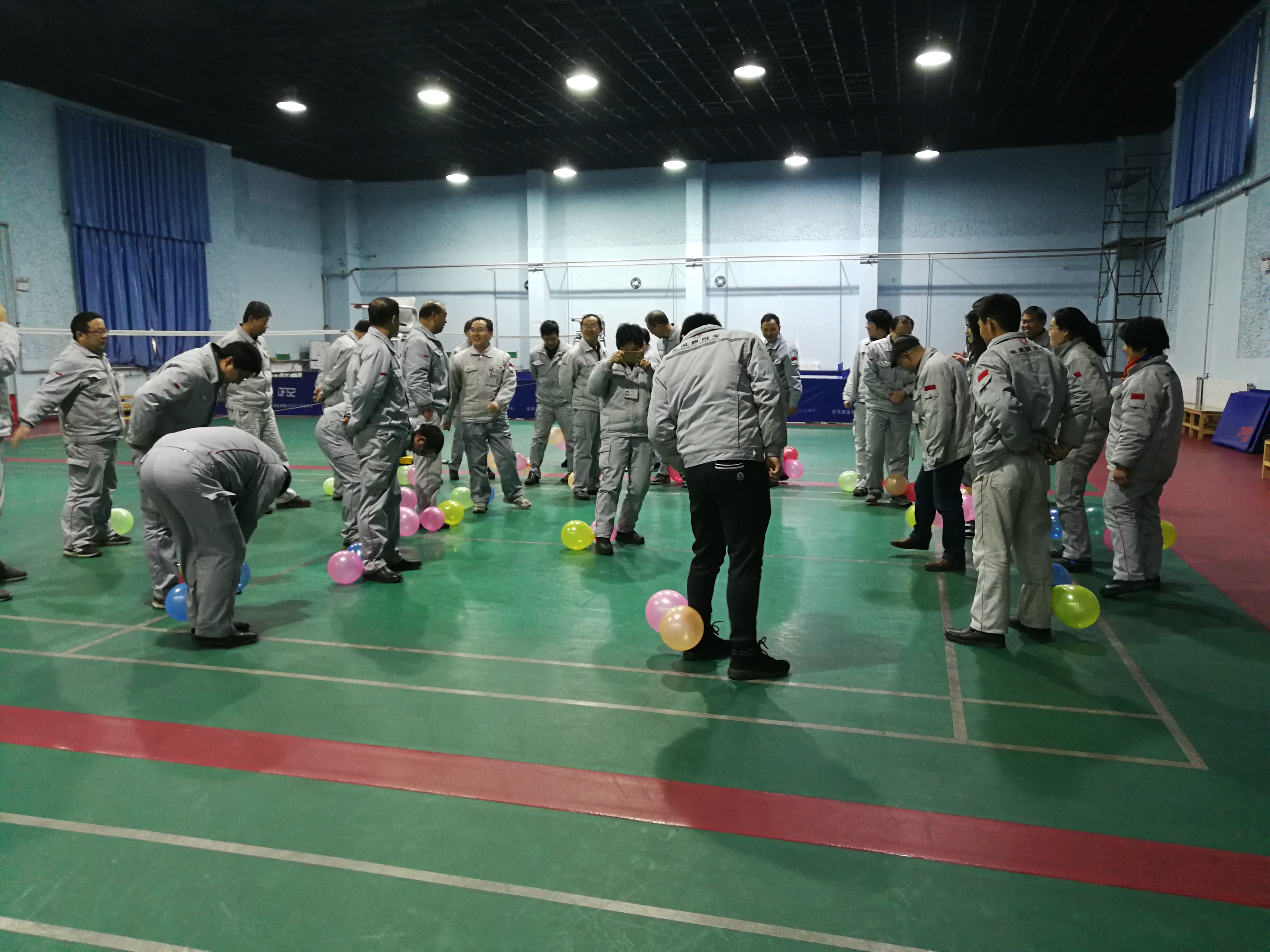 踩氣球 .jpg 踩氣球 .jpg