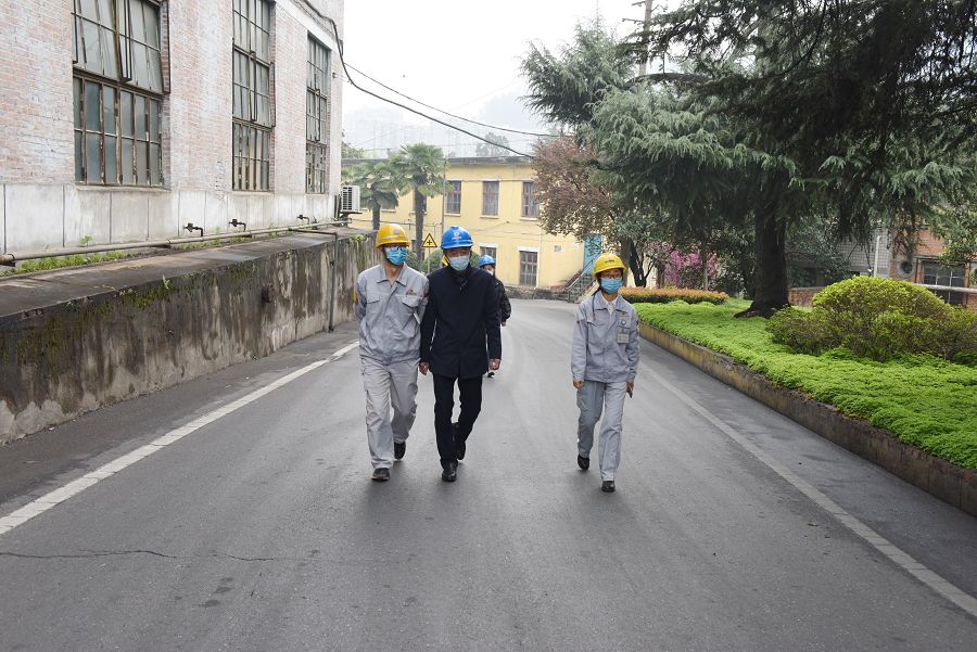 檢查廠區衛生.jpg 檢查廠區衛生.jpg