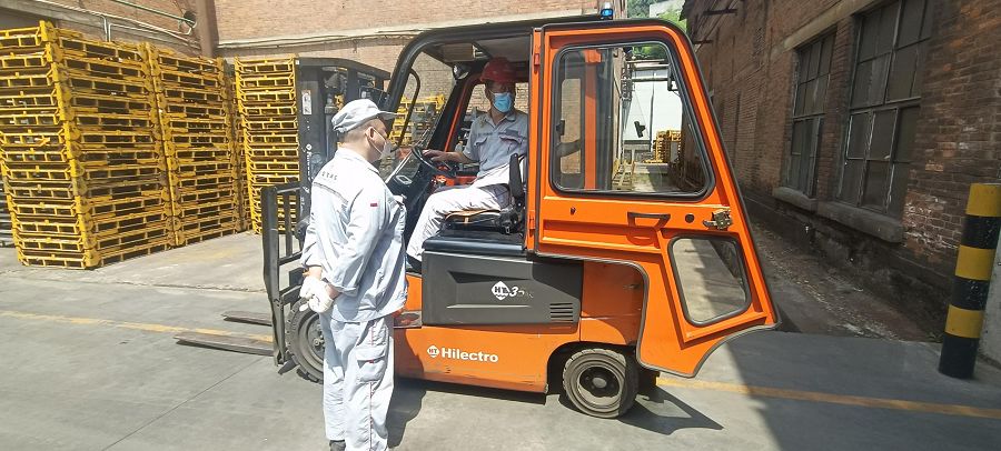 安全員給韓向平示范叉車倒車標(biāo)準(zhǔn)作業(yè).jpg 安全員給韓向平示范叉車倒車標(biāo)準(zhǔn)作業(yè).jpg