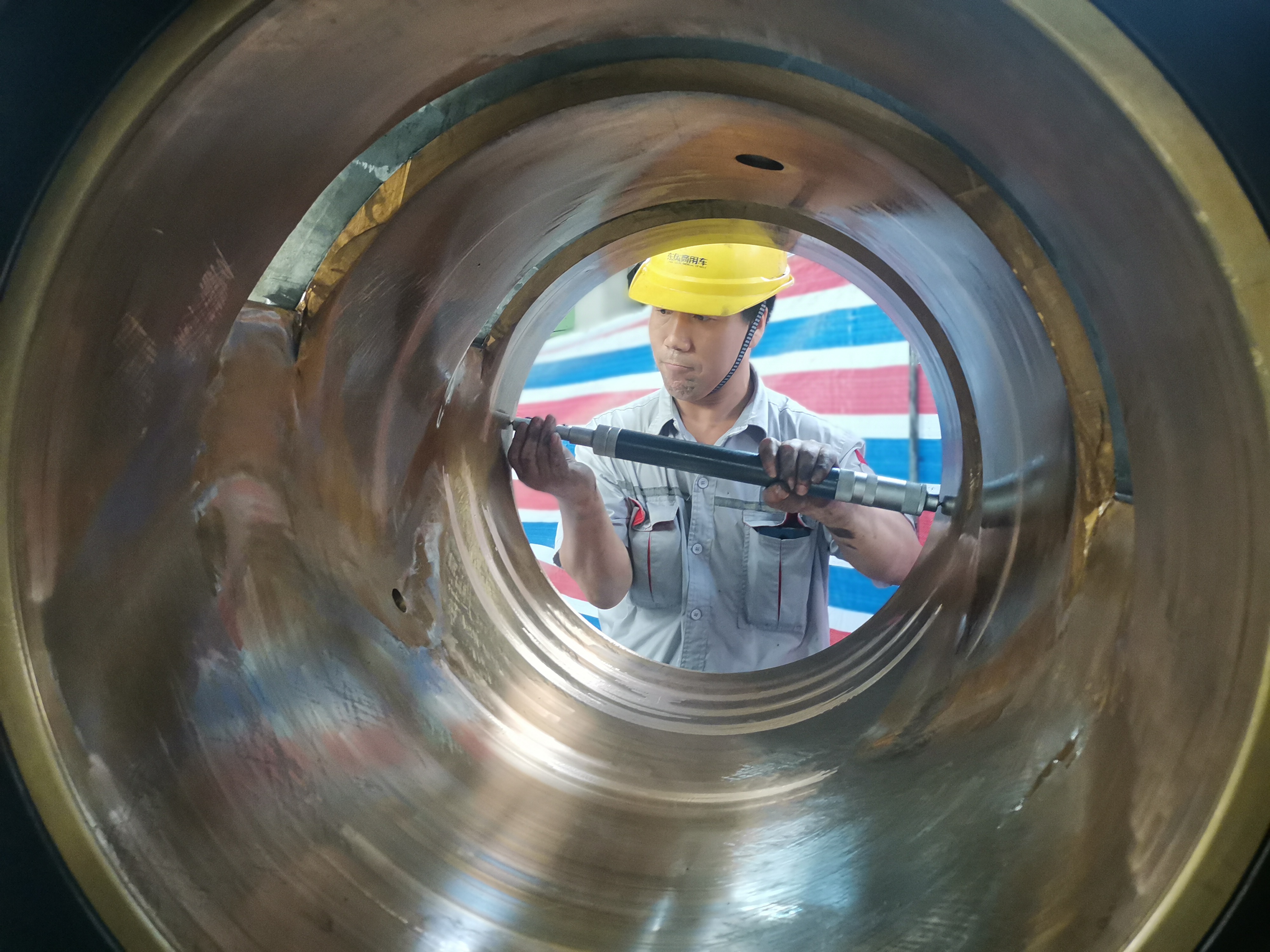 1、檢修中黨員趙洪波親力親為,率先垂范,對重點設備傳動軸軸瓦進行精度測量.jpg 1、檢修中黨員趙洪波親力親為,率先垂范,對重點設備傳動軸軸瓦進行精度測量.jpg