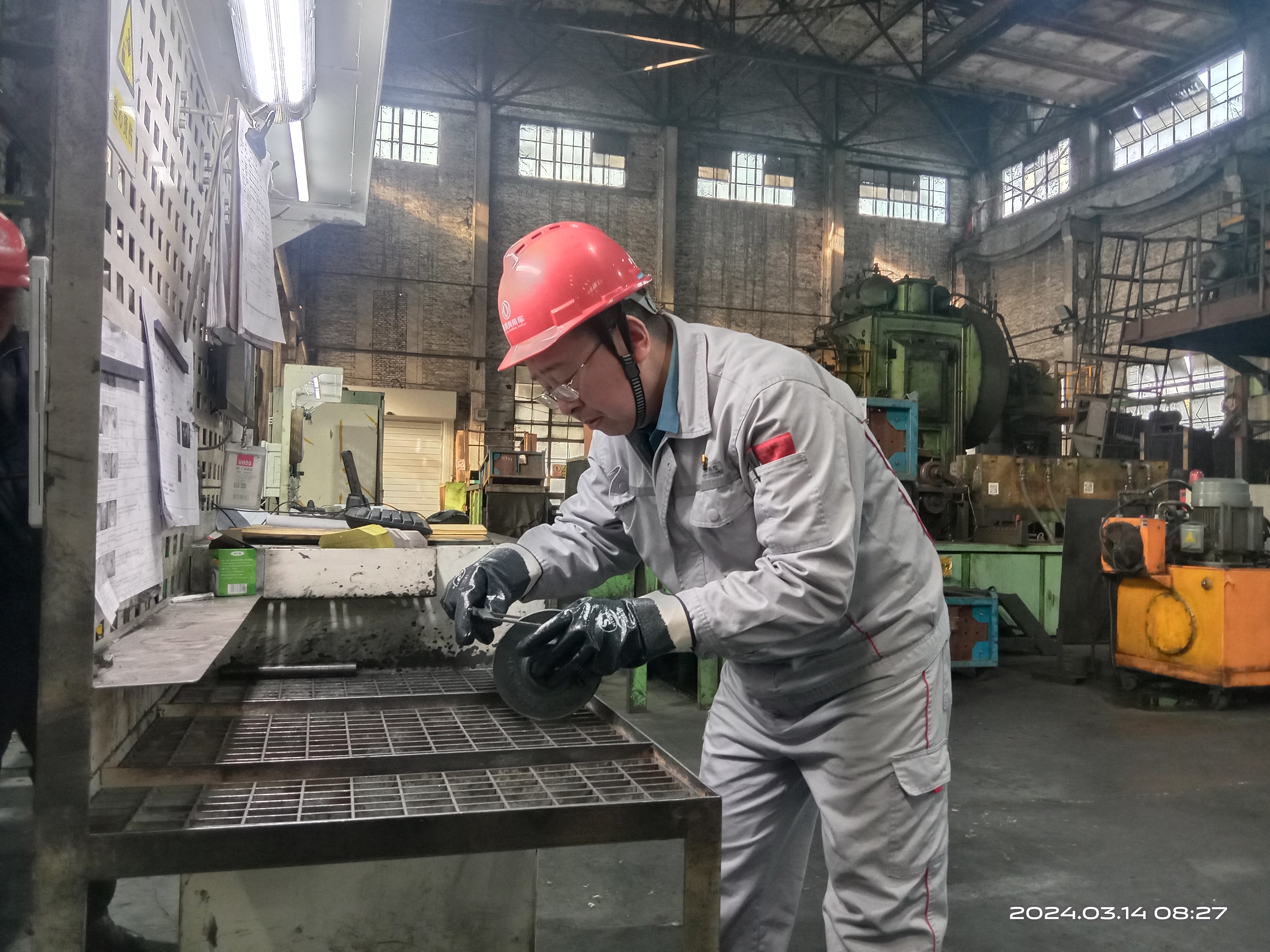 徐鋒班長(zhǎng)質(zhì)量抽檢.jpg 徐鋒班長(zhǎng)質(zhì)量抽檢.jpg