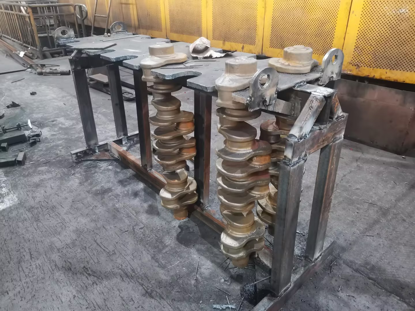 加固改善后的料架和曲軸.jpg 加固改善后的料架和曲軸.jpg