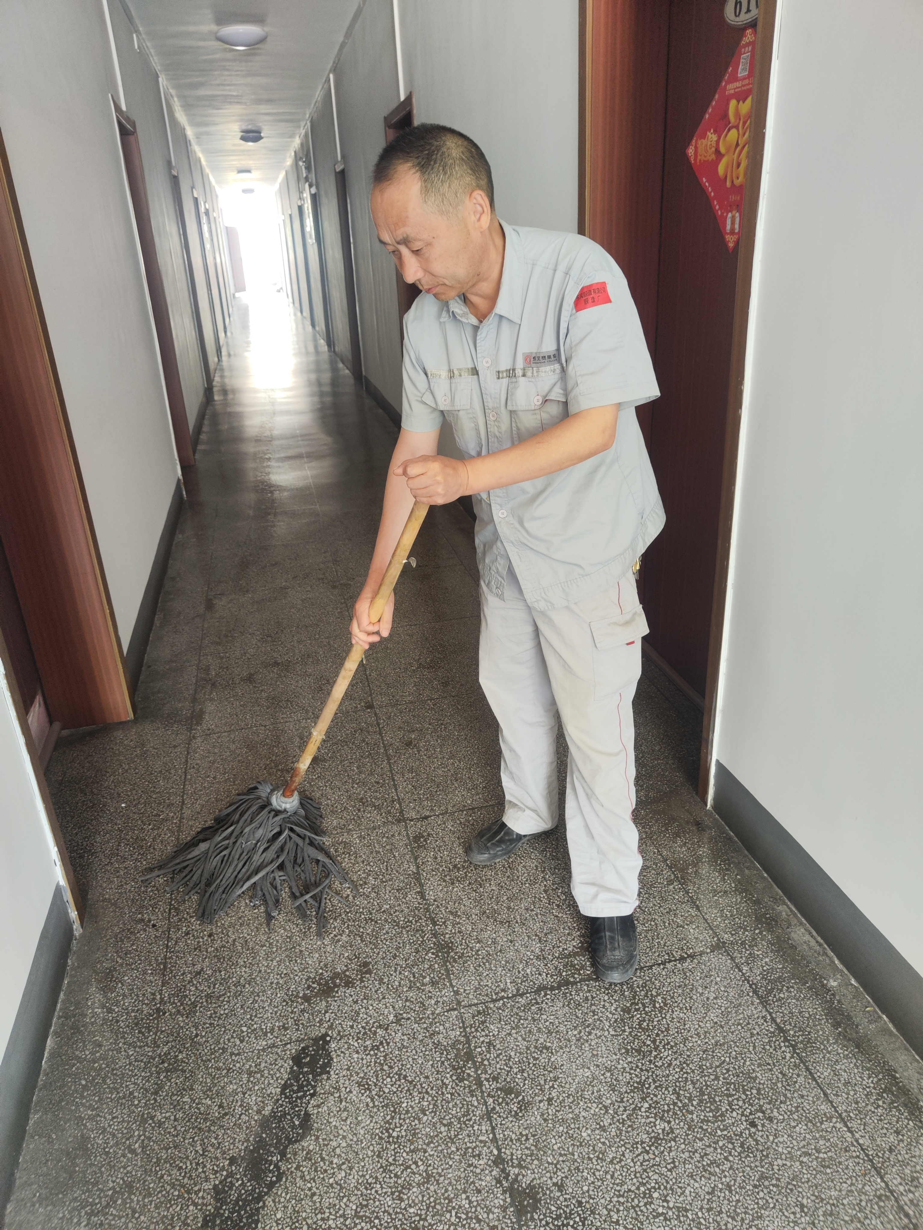 單身樓拖地-劉波.jpg 單身樓拖地-劉波.jpg